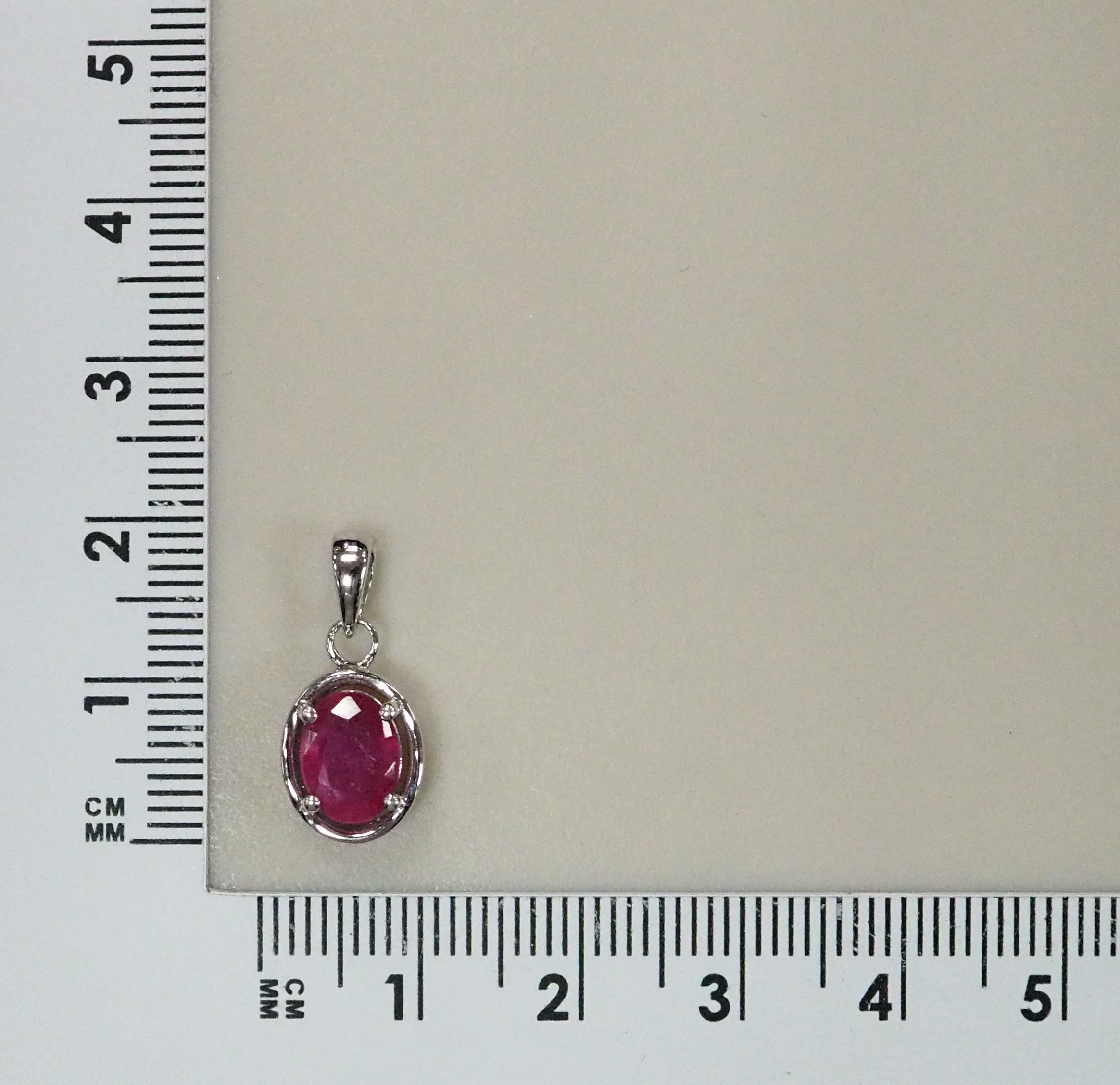 Серебряная подвеска с розовым сапфиром